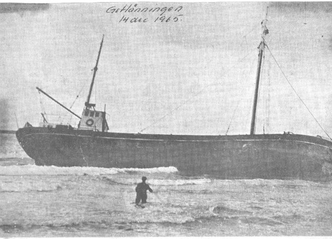Vattendjupet mellan fartyget och land var inte djupare än att förvaltare Erland Wallin från KA3 kunde vada ut och prata med skepparen.