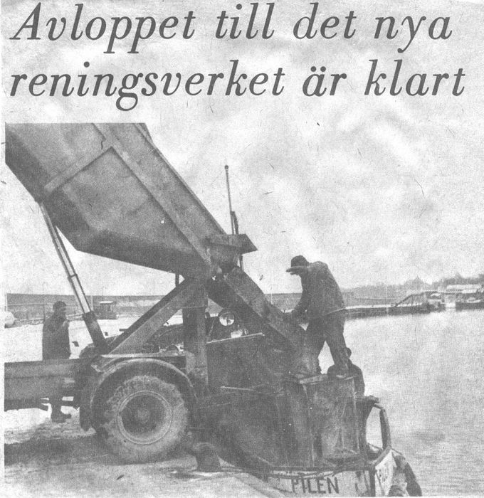 Gotlands Allehanda den 27 jan 1967:                                                            Betong lastades på bogserbåten ”Pilen” i Visby hamn, varifrån den skeppades till pontonflot-ten. På bilden dirigerar Bo Yttergren lastningen.