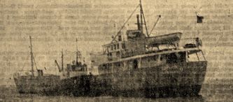 Bild: den västtyska paragrafbåten står hårt på grundet och de lätta försök som på tisdagen gjordes att med bogserbåten Pilen dra fartyget flott misslyckades 