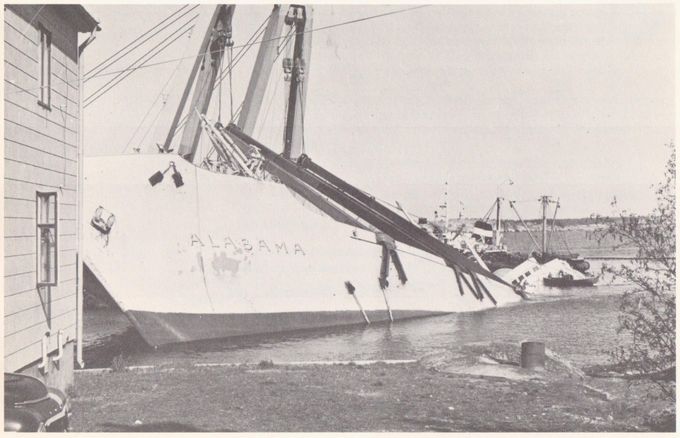 ALABAMA har delvis rätats upp. Fartyget låg alldeles intill land. 