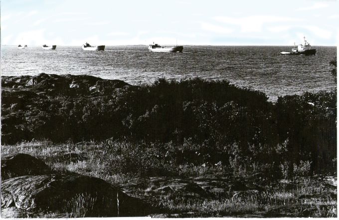 Bogserbåten HOLMSUND med fyra tom pråmar utanför Gräsö -60 tal.
på resa mot Gotland och STORUNGS för att lasta för Norrlandshamnar
foto:Hembygdsföreningen GRÄSÖ.