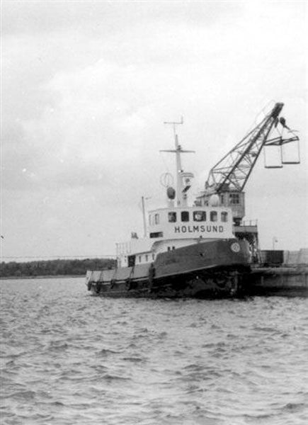 Bogserbåten HOLMSUND vid Gamla kajen Storungs tre pråmar på redden för ankar en på insidan vid mjölkajen för lastning nya  kajen. -60 talet 